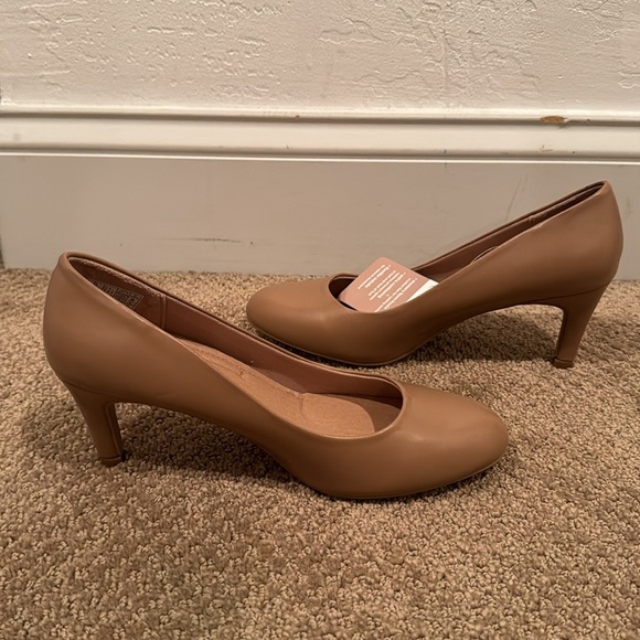 NWT Comfort Plus by Predictions Women's Karma Mid-Heel Round Toe Pump - Size: 7 - Picture 4 of 6